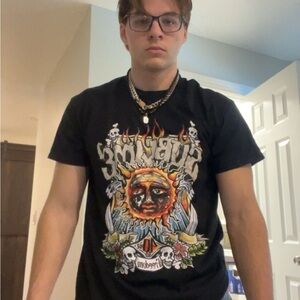 Gildan Black Sun and Skull Graphic Tee